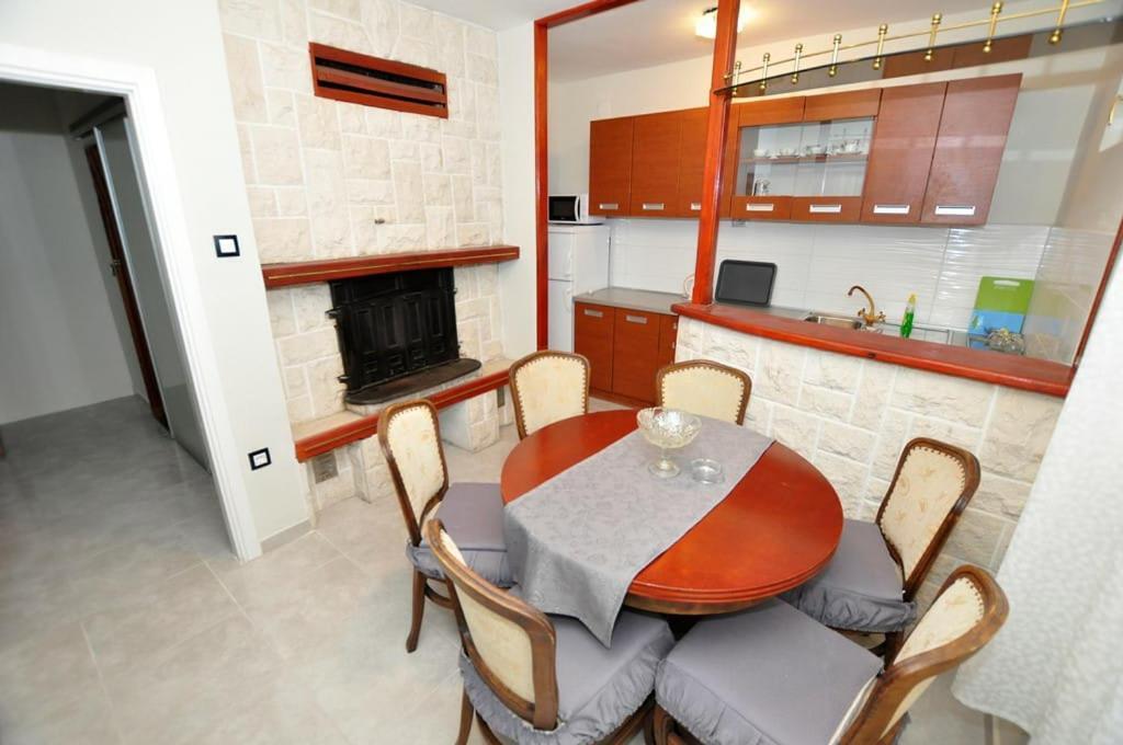 Apartments Gabi Омиш Экстерьер фото